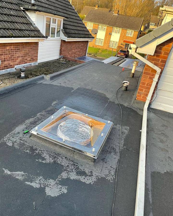 Flat roofing with sky light